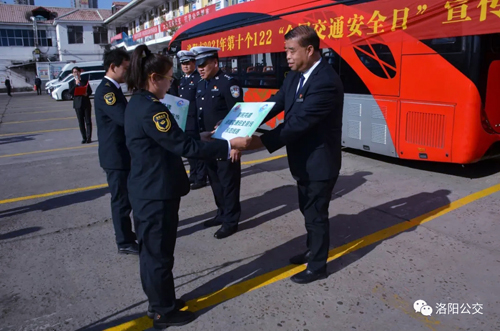 公交、交警戮力同心保安全