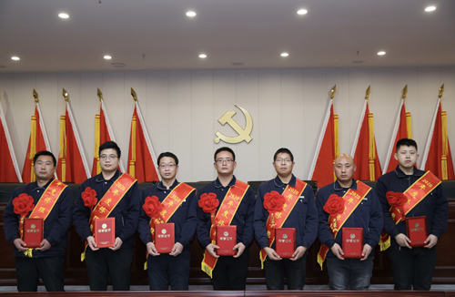 0206 修理能手從左至右依次為 邵冠峰、王寶玉、潘春樂、李龍、許特斯、韓利杰、寇增亮.jpg
