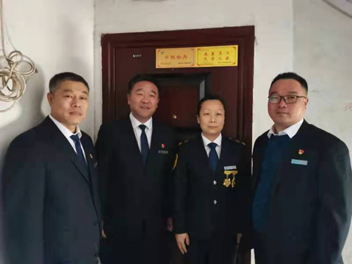 “一人得獎(jiǎng)，全家光榮” 送“牌”上門，集團(tuán)為標(biāo)兵先進(jìn)送去榮譽(yù)喜報(bào)牌匾