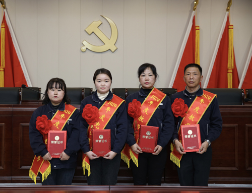 0207 從左至右依次為 點(diǎn)鈔能手王璐、充值能手孫昭娣、教學(xué)能手王慧娟、孫衛(wèi)東.jpg
