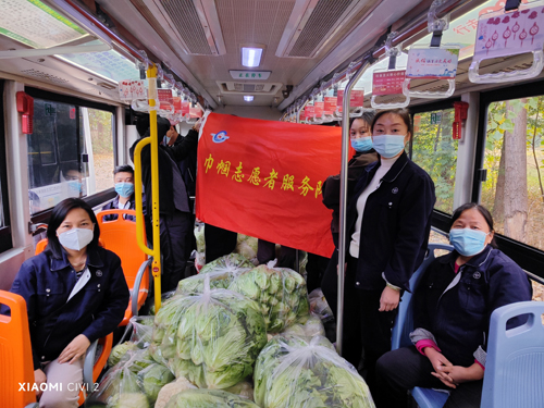 以實(shí)際行動傳遞公交愛心