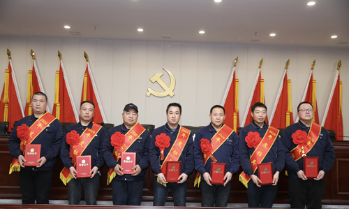 0202  標(biāo)兵從左至右依次為 苗田、尤建鵬、劉德斌、褚聰偉、王占峰、解偉強(qiáng)、馬群藝.jpg